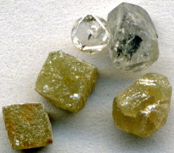 Mostras de diamante incoloro e amarelo