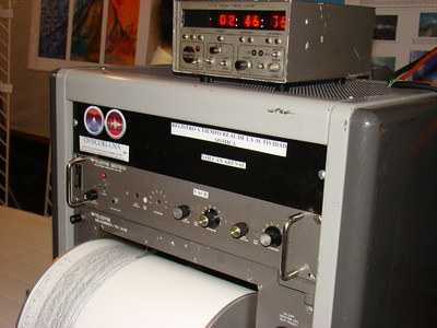 Sismógrafo que mide a tempo real a actividade sísmica