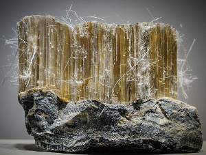 Mostra de asbesto con fractura fibrosa