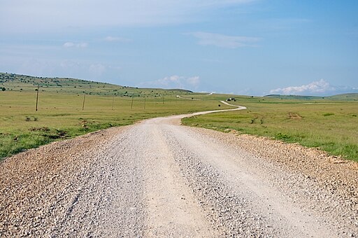 Fotografía que mostra o uso de gravas como pavimento nun camiño rural