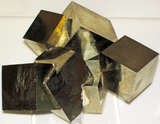 Mostra de pirita en cubos 