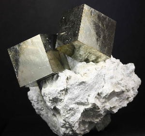 Mostra de pirita na que se observa o brillo metálico