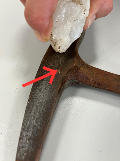 O cuarzo raia ao aceiro dun martelo de xeólogo