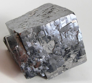 Mostra de galena na que se observa o brillo metálico