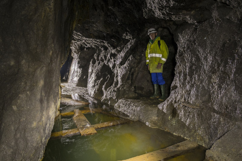 Persoa no interior dunha mina