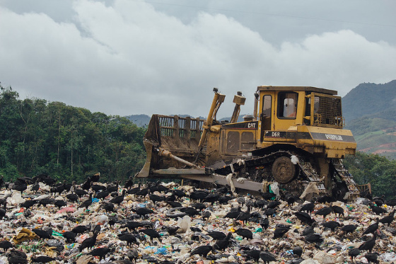 Maquinaria pesada traballando nun vertedoiro de lixo