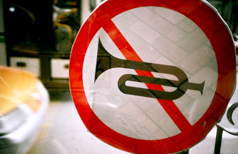 Sinal de prohibición de ruído