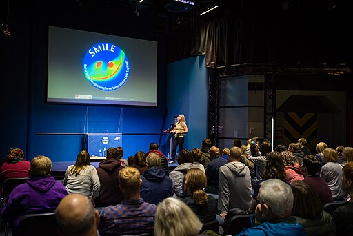 Público atendendo a unha charla científica