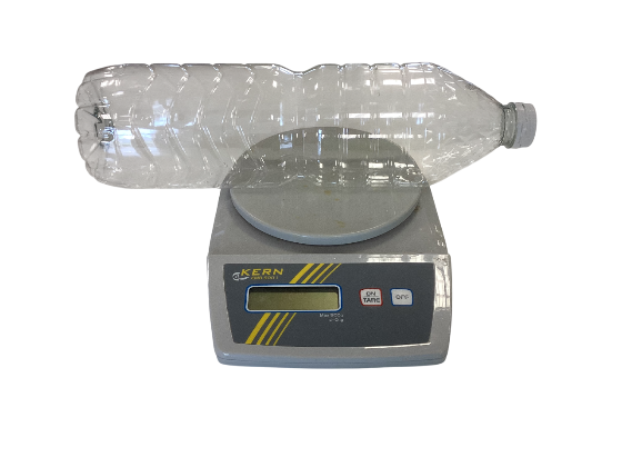 Botella chea de aire Botella chea de aire sobre unha balanza de laboratorio