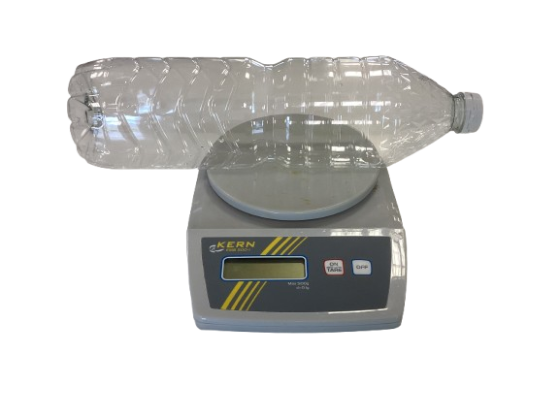 Botella chea de aire sobre unha balanza de laboratorio