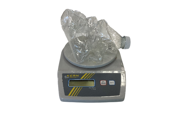 Botella aplastada Botella aplastada sobre unha balanza de laboratorio