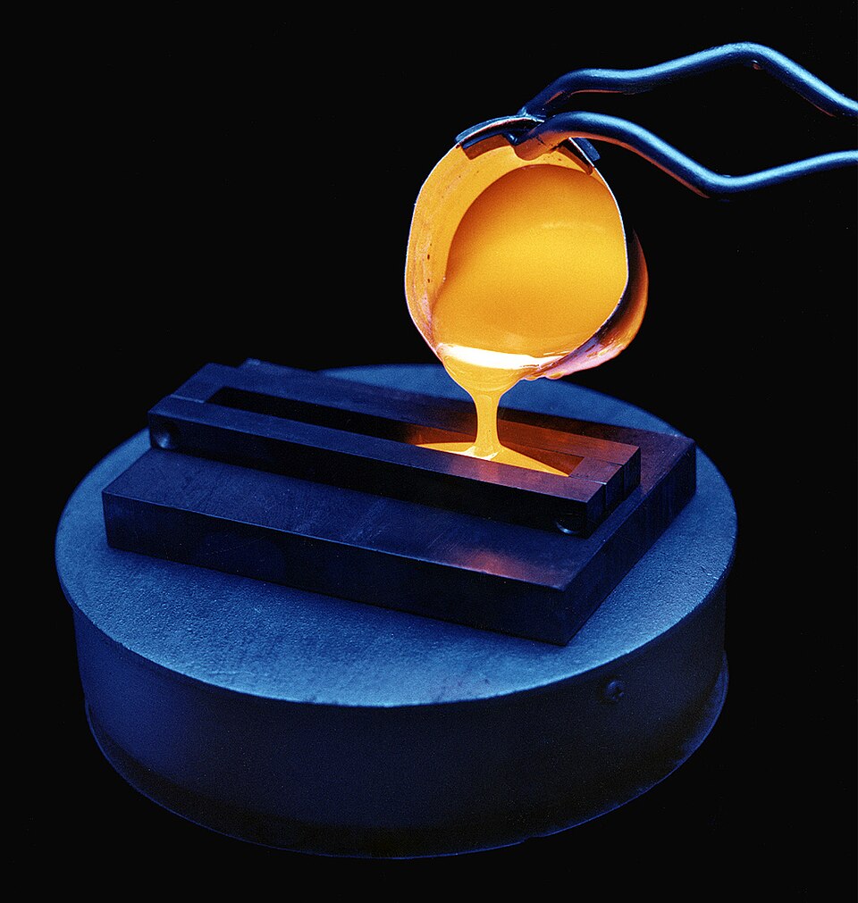 Imagen de un gusano y una mariposa en la palma de una mano