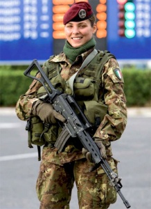 Imagen de una mujer militar