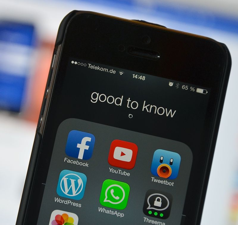 Teléfono móvil con iconos de redes sociales