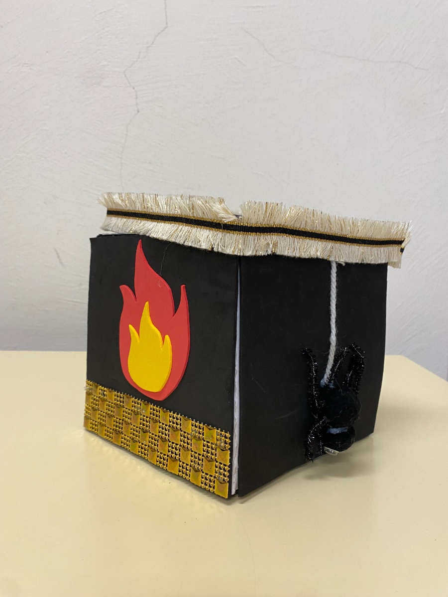 Fotografía en la que se puede ver una caja mágica cerrada