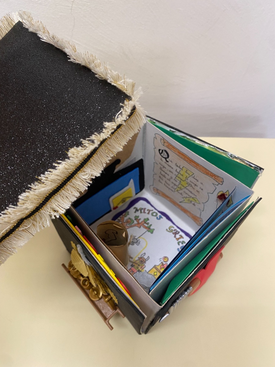 Fotografía en la que se puede ver una caja mágica abierta