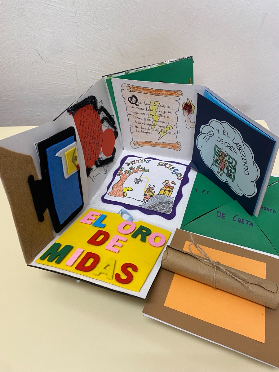 Fotografía en la que se puede ver una caja mágica desplegada