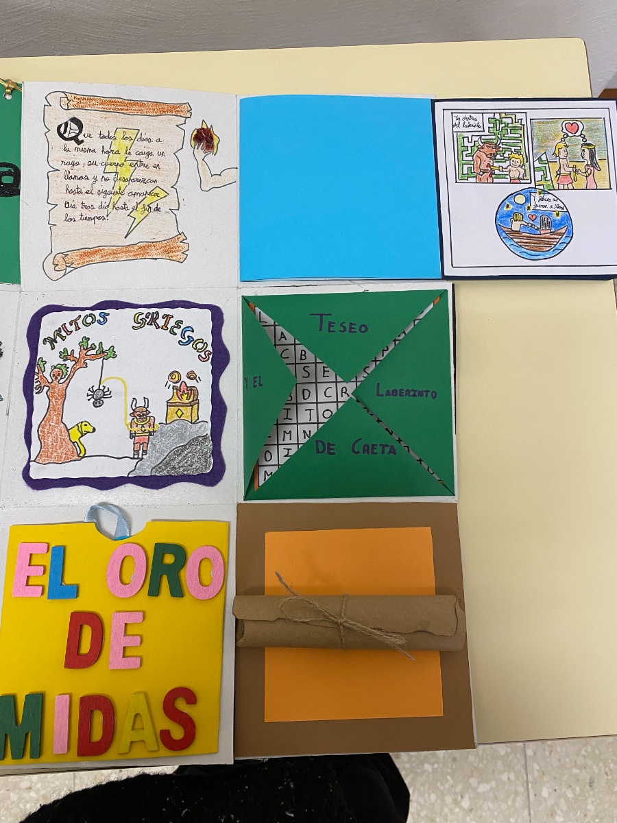 Fotografía en la que se puede ver una caja mágica desplegada