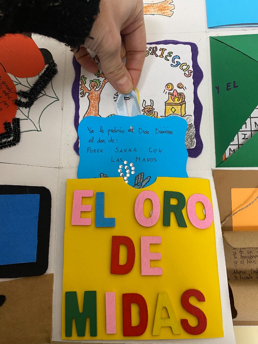 Fotografía en la que se pueden ver detalles de una caja mágica