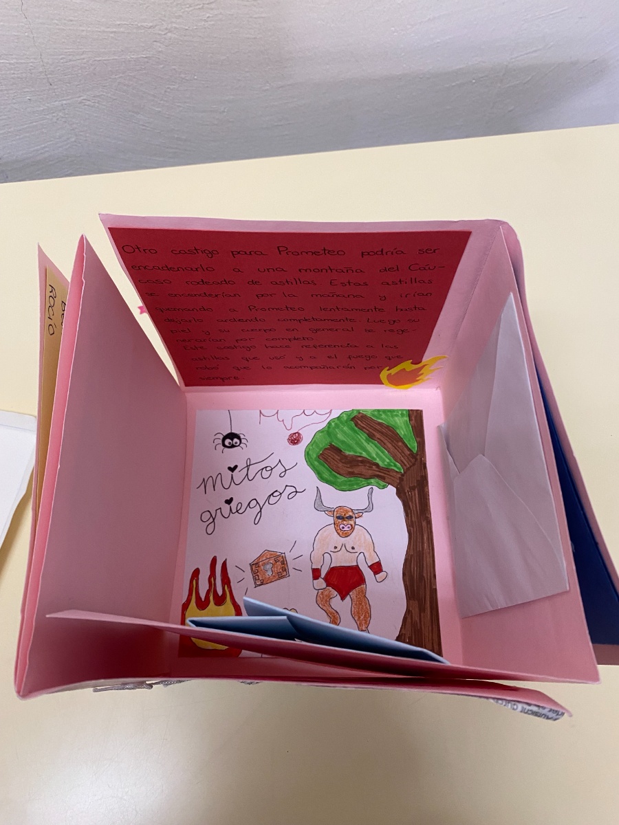 Fotografía en la que se puede ver una caja mágica abierta desde arriba