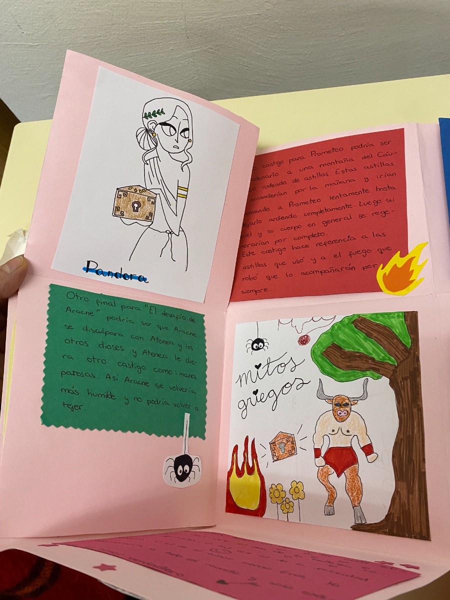 Fotografía en la que se puede ver una caja mágica desplegada