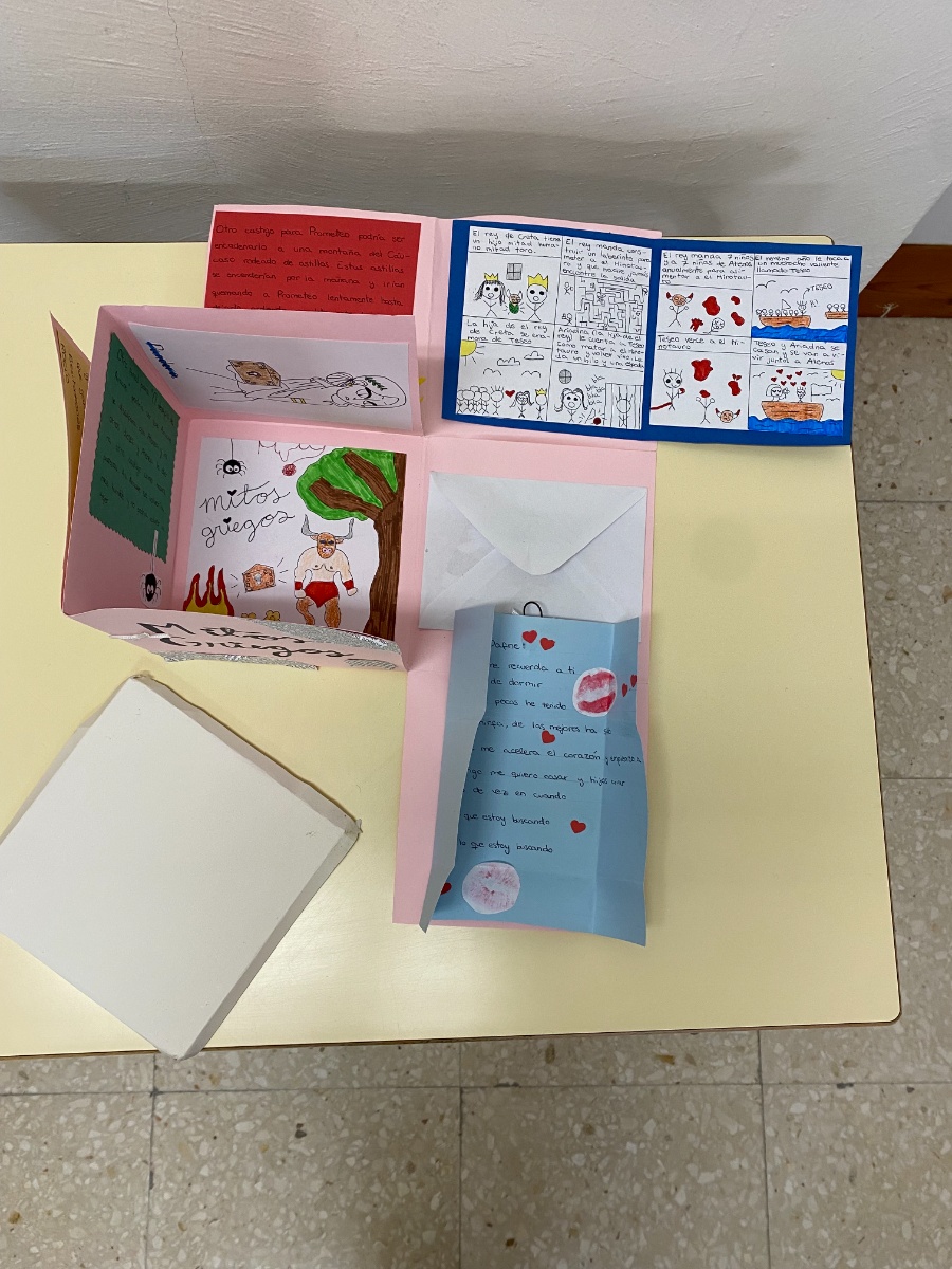 Fotografía en la que se puede ver una caja mágica desplegada