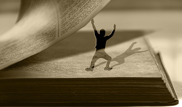 Personaje que sale de las paginas de un libro