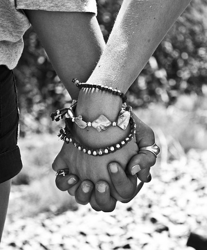 Manos de dos jóvenes unidas