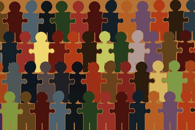 Puzle hecho con siluetas de personas de distintos colores