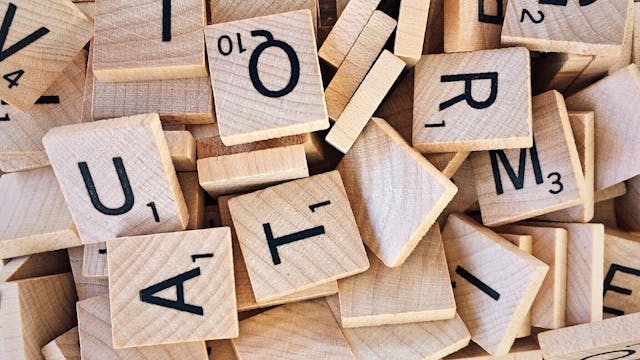 Montón de piezas de letras de scrabble Fichas de letras del juego Scrabble