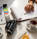 Guion sobre una mesa