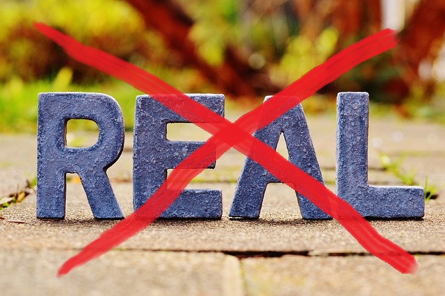 Letras de Real tachadas en rojo