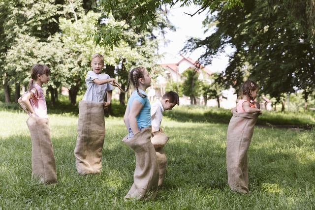 Niños jugando en el jardín