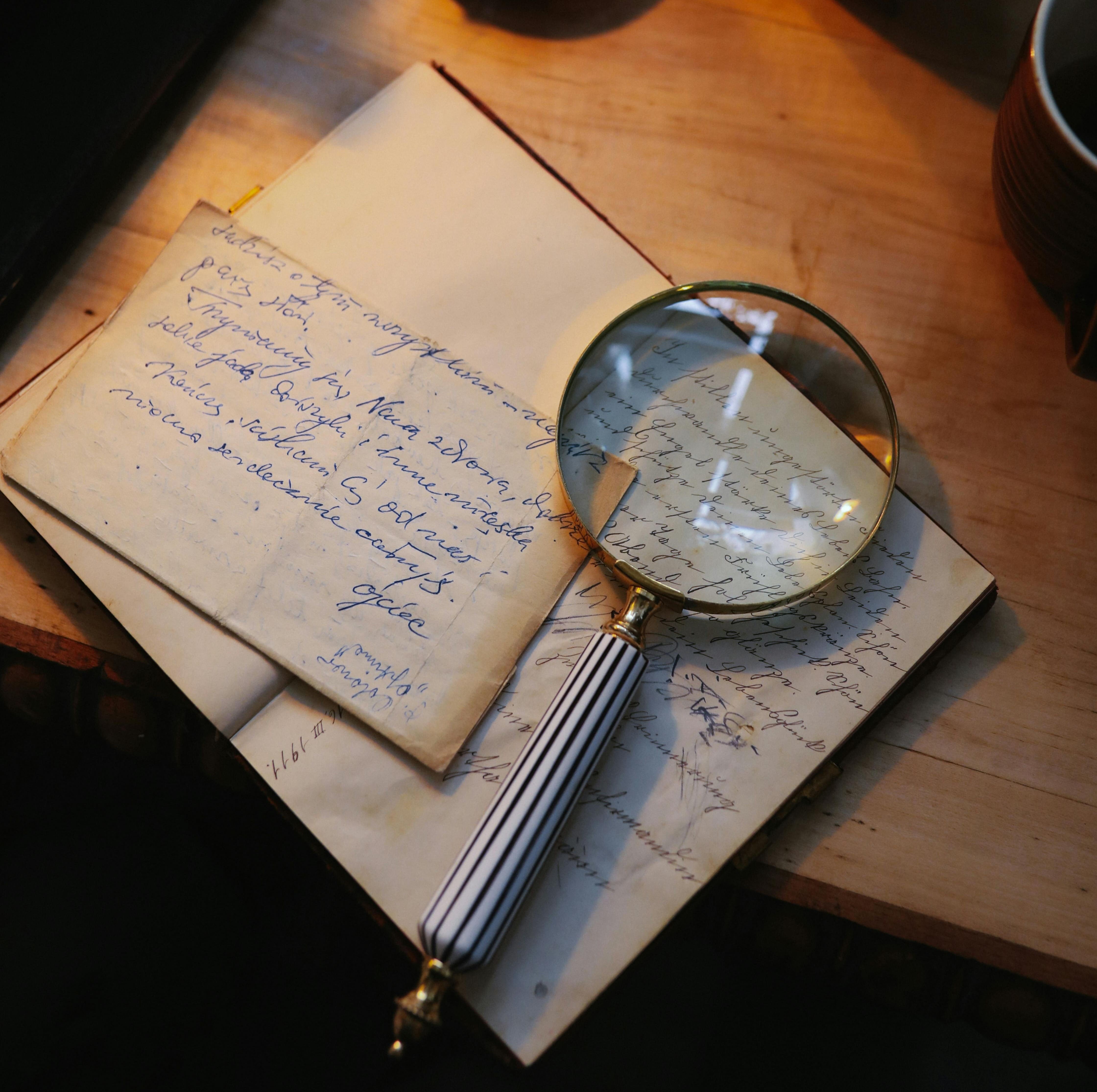 Carta en una mesa con una lupa