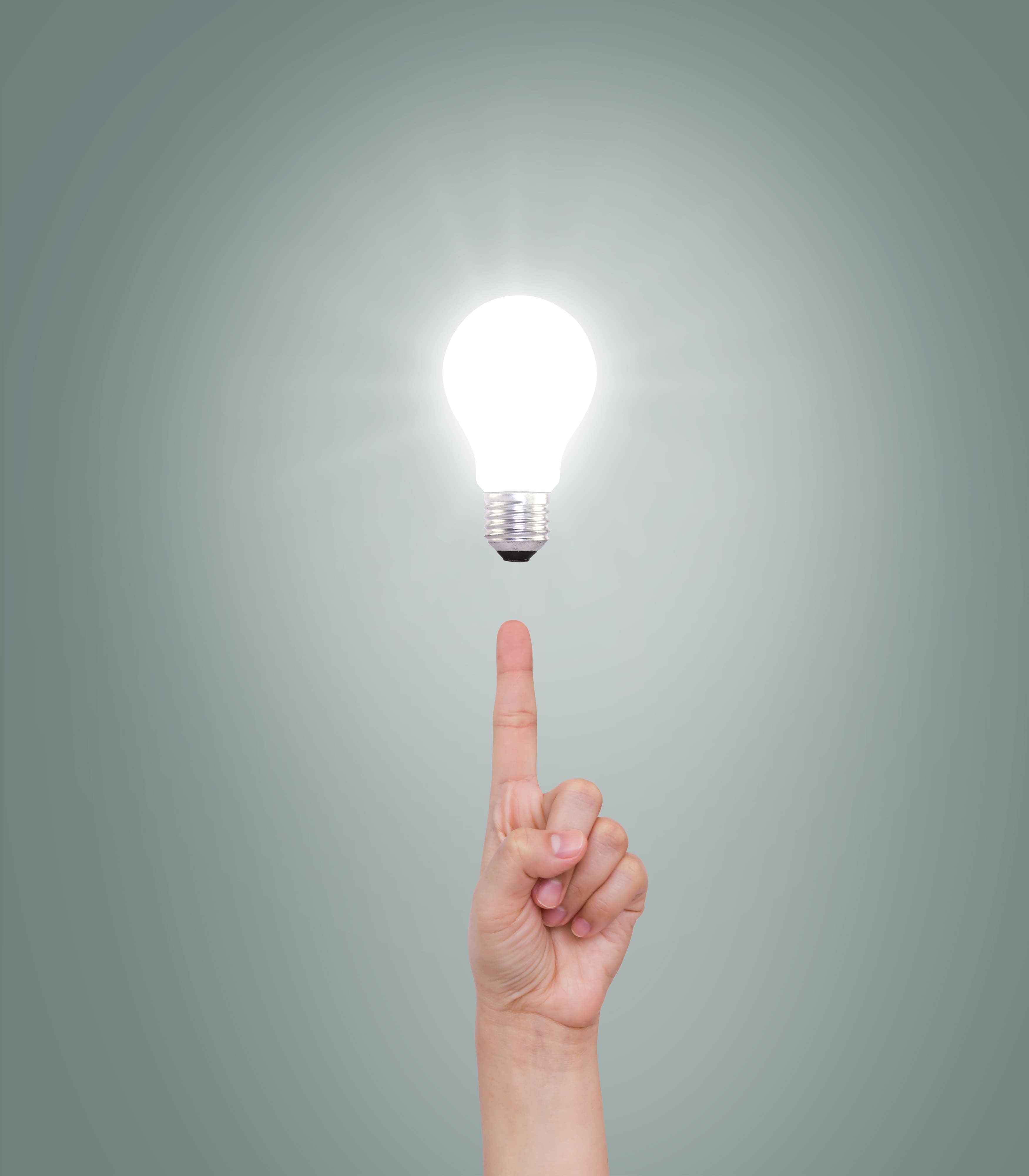 Dedo índice señalando bombilla