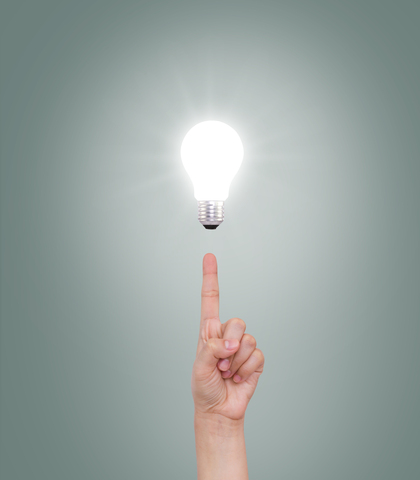 dedo índice señalando bombilla