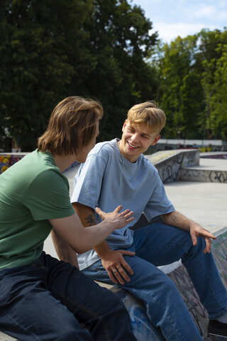 Chicos hablando en la calle