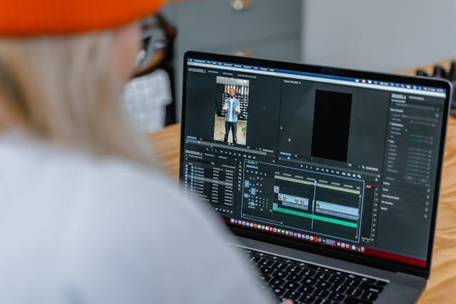 Mujer en estudio de posproducción montando una película