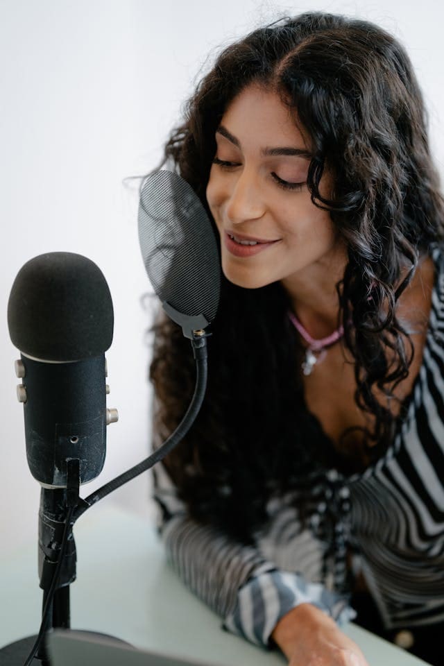 Mujer hablando a un micro