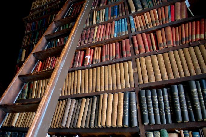 Estantería de biblioteca