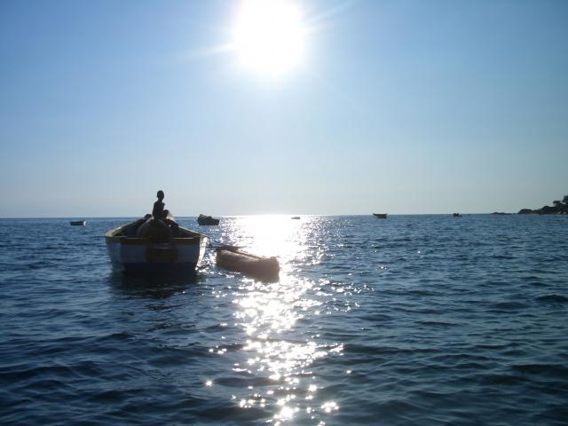 Barco y canoas de pesca en el Lago Malawi, Malawi 