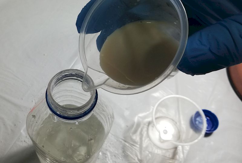 Fotografía do proceso de botar o lévedo nunha botella