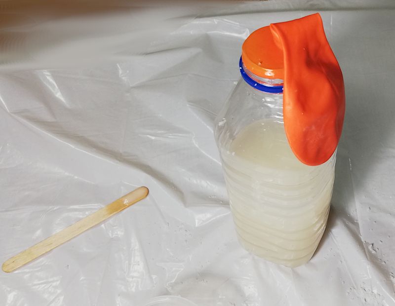 Fotografía dun globo axustado a unha botella