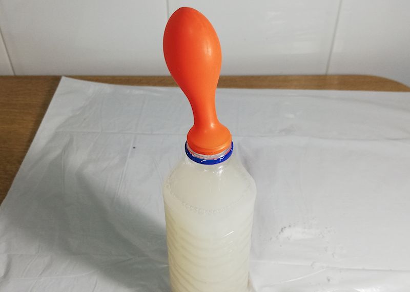 Fotografías do globo inchado polo gas resultante da fermentación