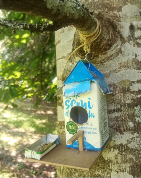 Fotografía dunha casiña de paxaros feita cun Tetra Brik