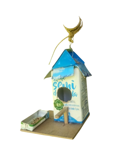 Casiña de paxaros feita cun Tetra Brick de leite