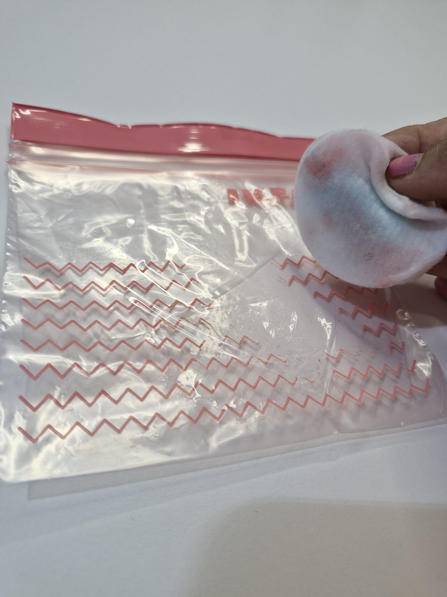 Imaxe de como se borra unha bolsa plástica con acetona e alcohol