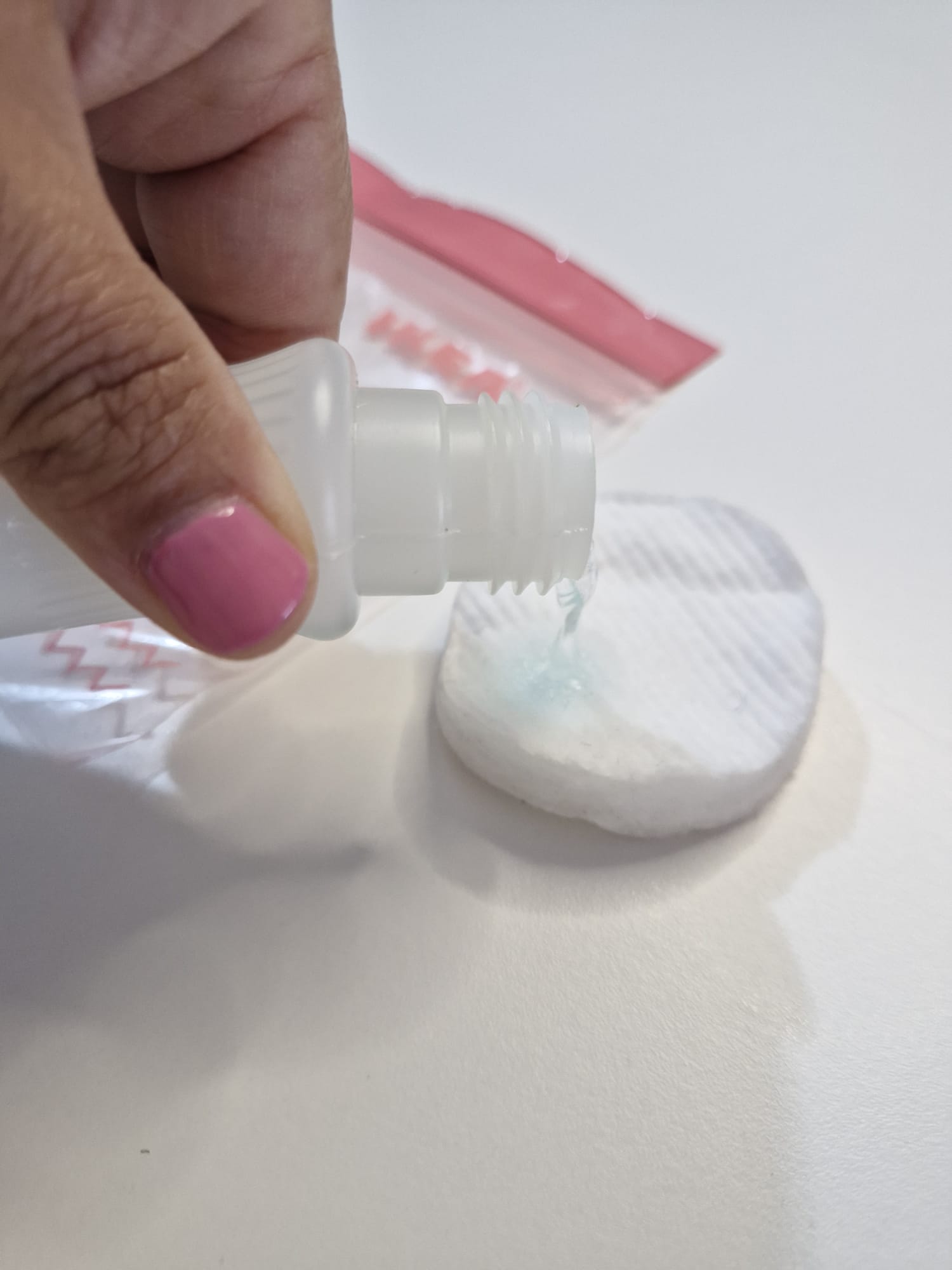 Imaxe botando acetona nun algodón