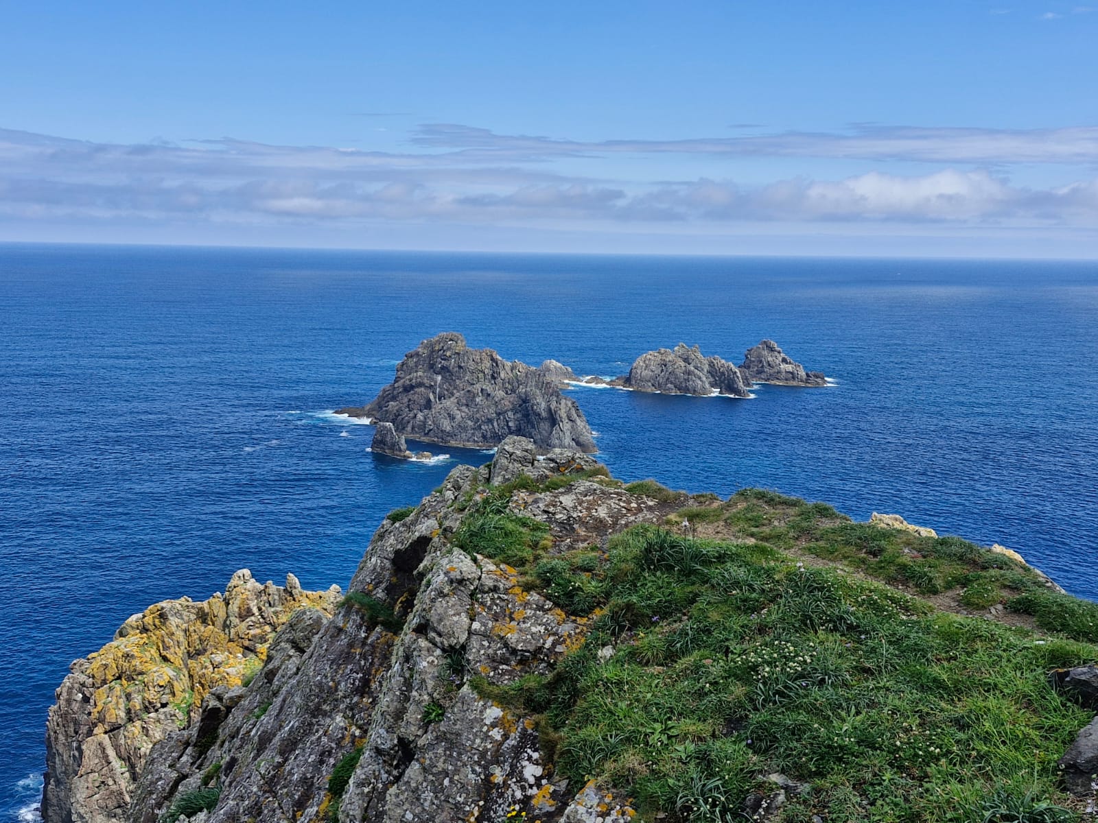 Fotografía dunha costa rochosa