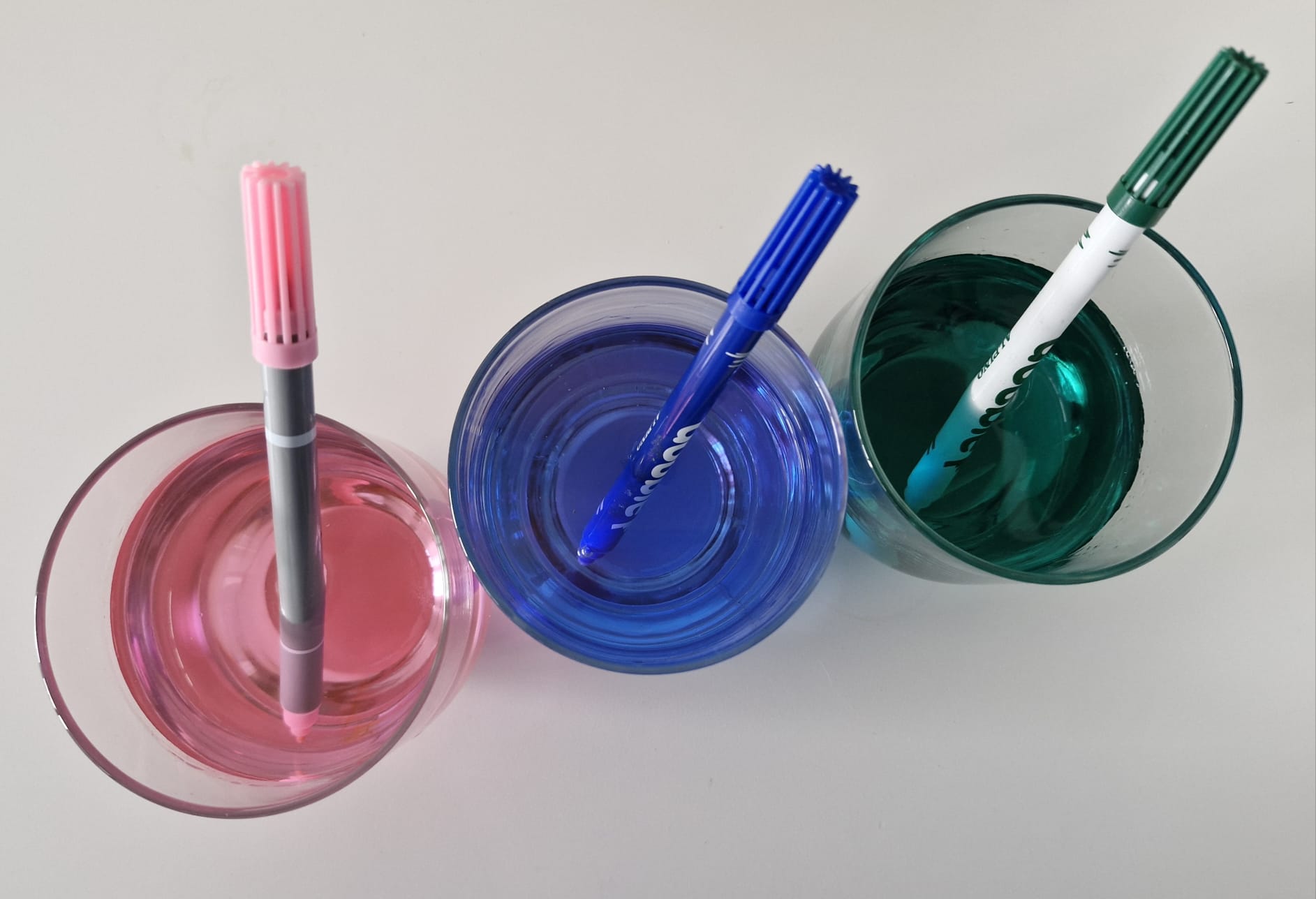 Imaxe de como facer tintes caseiros con vasos de auga e rotuladores